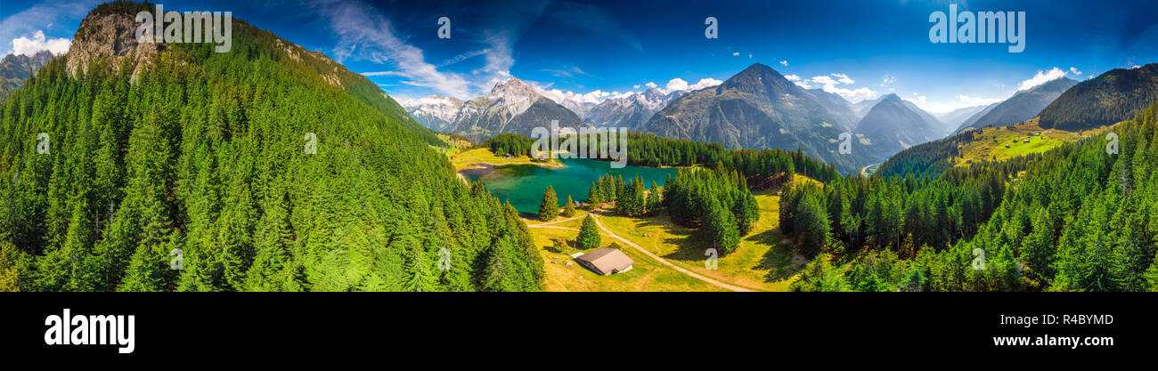 Arnisee mit Schweizer Alpen. Arnisee ist ein Stausee im Kanton Uri, Schweiz, Europa. Stockfoto