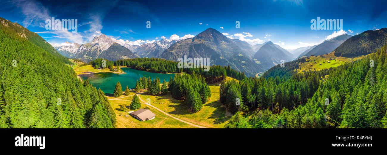 Arnisee mit Schweizer Alpen. Arnisee ist ein Stausee im Kanton Uri, Schweiz, Europa. Stockfoto