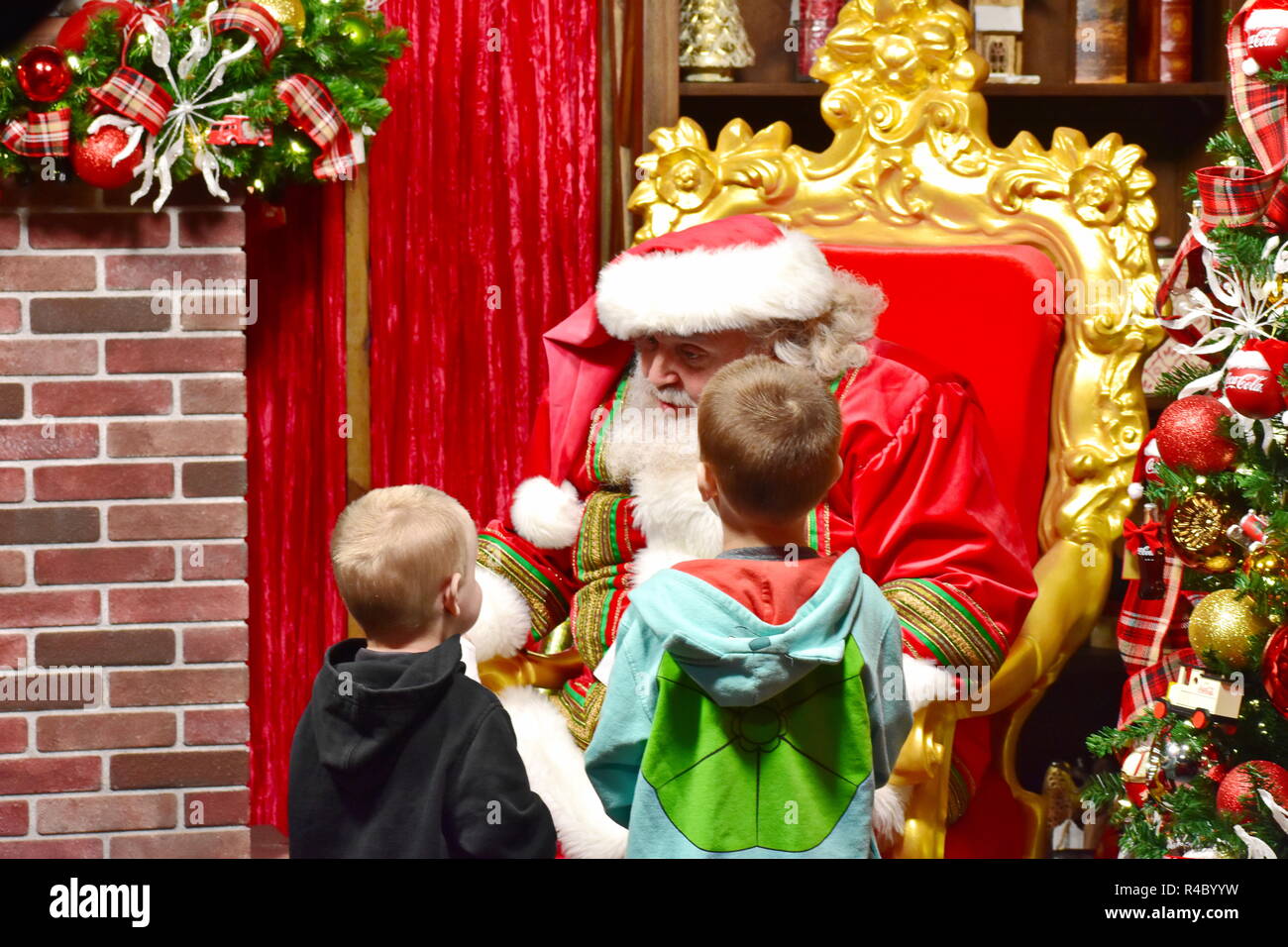 Orlando, Florida; 24. November 2018. Schön Brüder sprechen mit Santa Claus in International Drive. Stockfoto