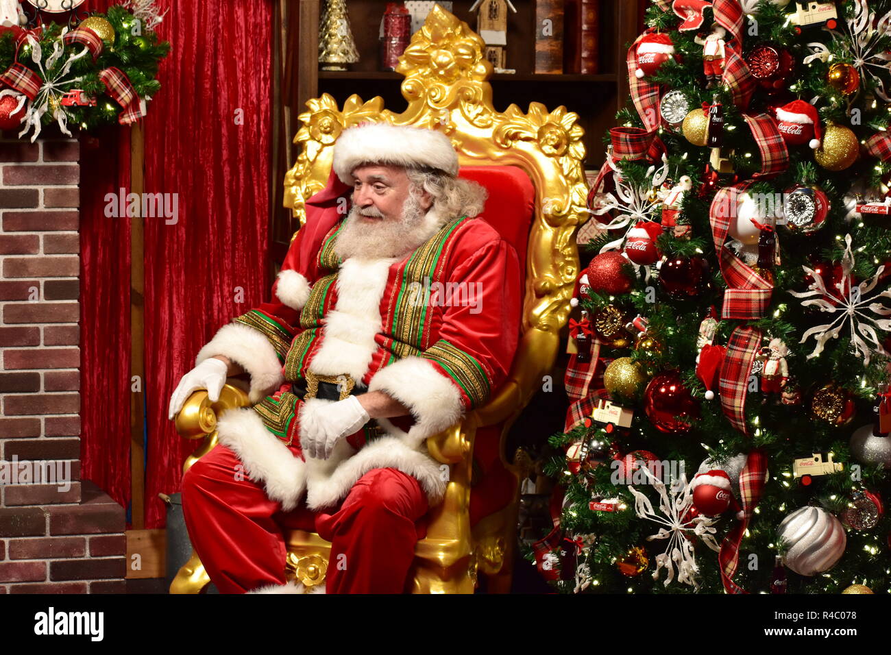 Orlando Florida 24 November 2018 Susse Santa Claus Neben Weihnachtsbaum In Der International Drive Stockfotografie Alamy