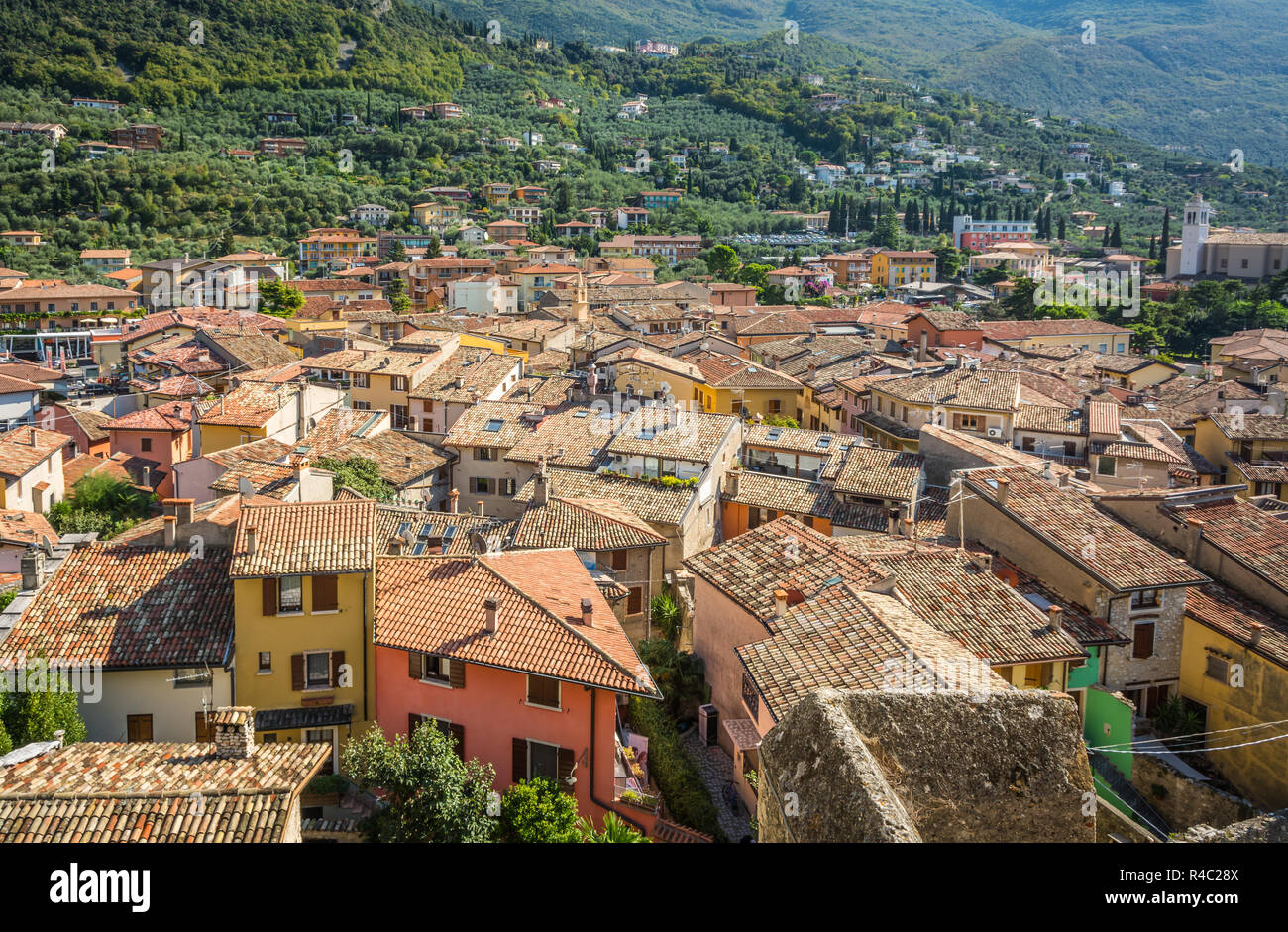 Blick auf den Gardasee über den Dächern von Malcesine, Gardasee, Italien. Region Venetien, Italien. Luftaufnahme, Ansicht von oben Stockfoto