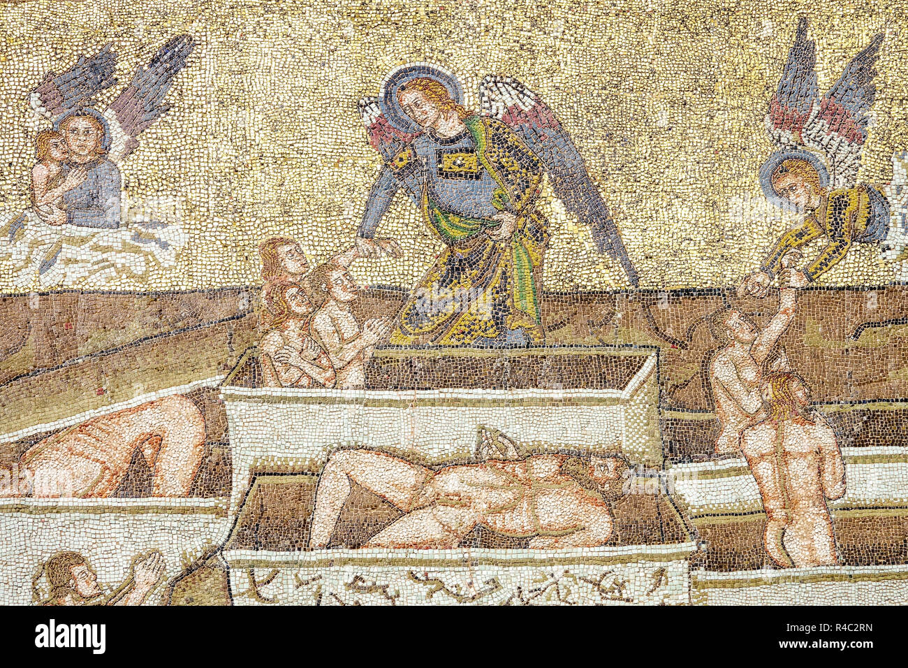 Prager Veitsdom Goldenes Tor und Mosaik des Jüngsten Gerichts Detail Auferstehung Totengräber Stockfoto