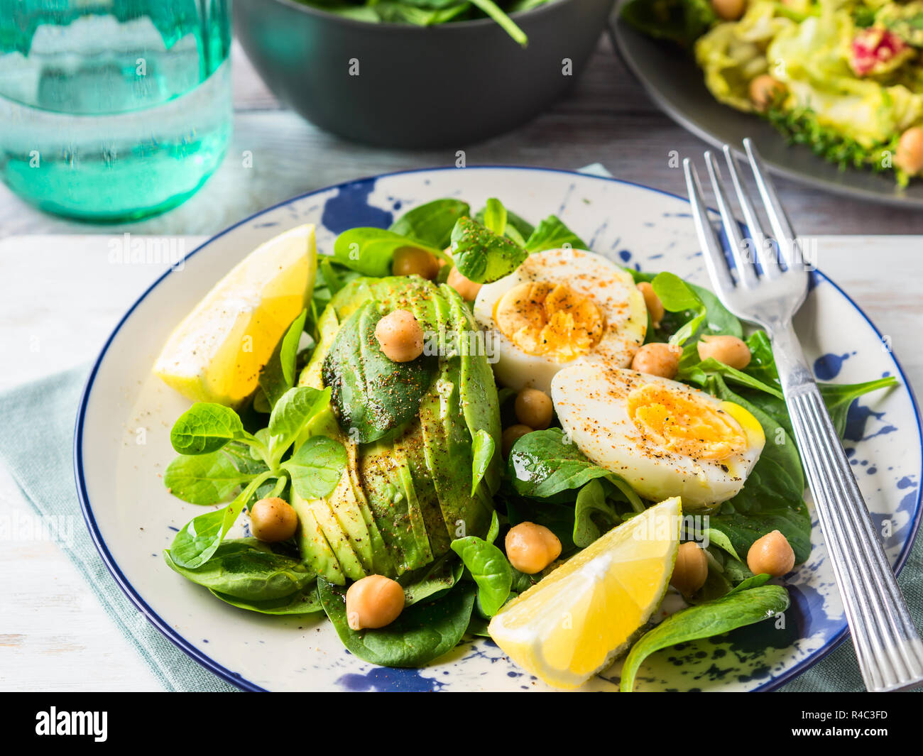Avocado Spinatsalat mit Kichererbsen und hartgekochte Eier serviert auf ...