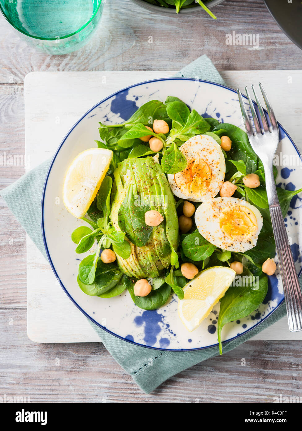 Avocado Spinatsalat mit Kichererbsen und hartgekochte Eier serviert auf ...