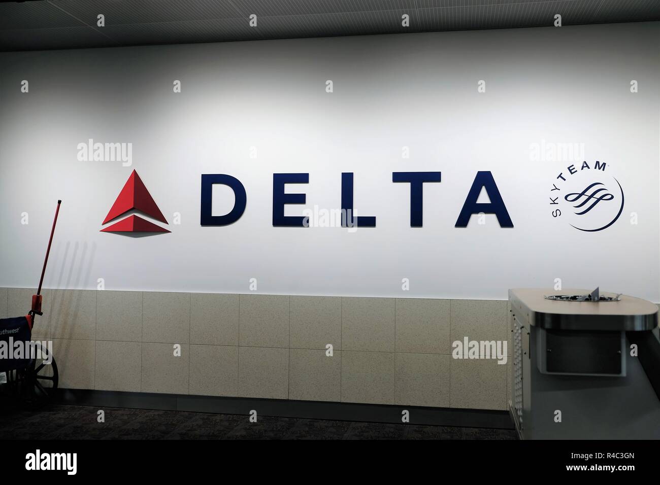 Delta und Sky Team Logo auf der Wand in der Nähe Flughafen Tor und Boarding Bereich; internationalen Flughafen Hartsfield-Jackson Atlanta, Atlanta, Georgia, USA. Stockfoto