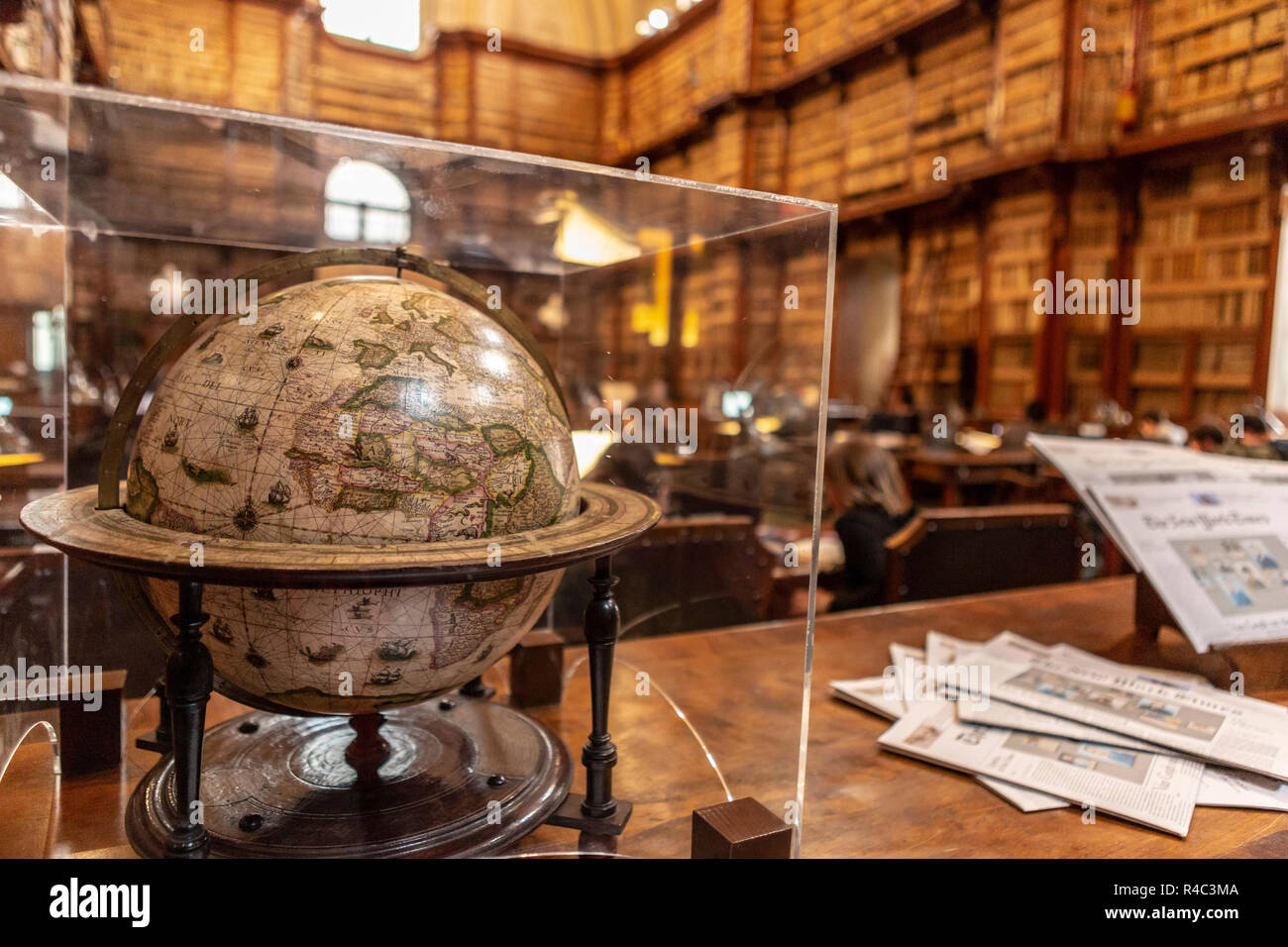 Globus antik in Bibliothek Stockfoto