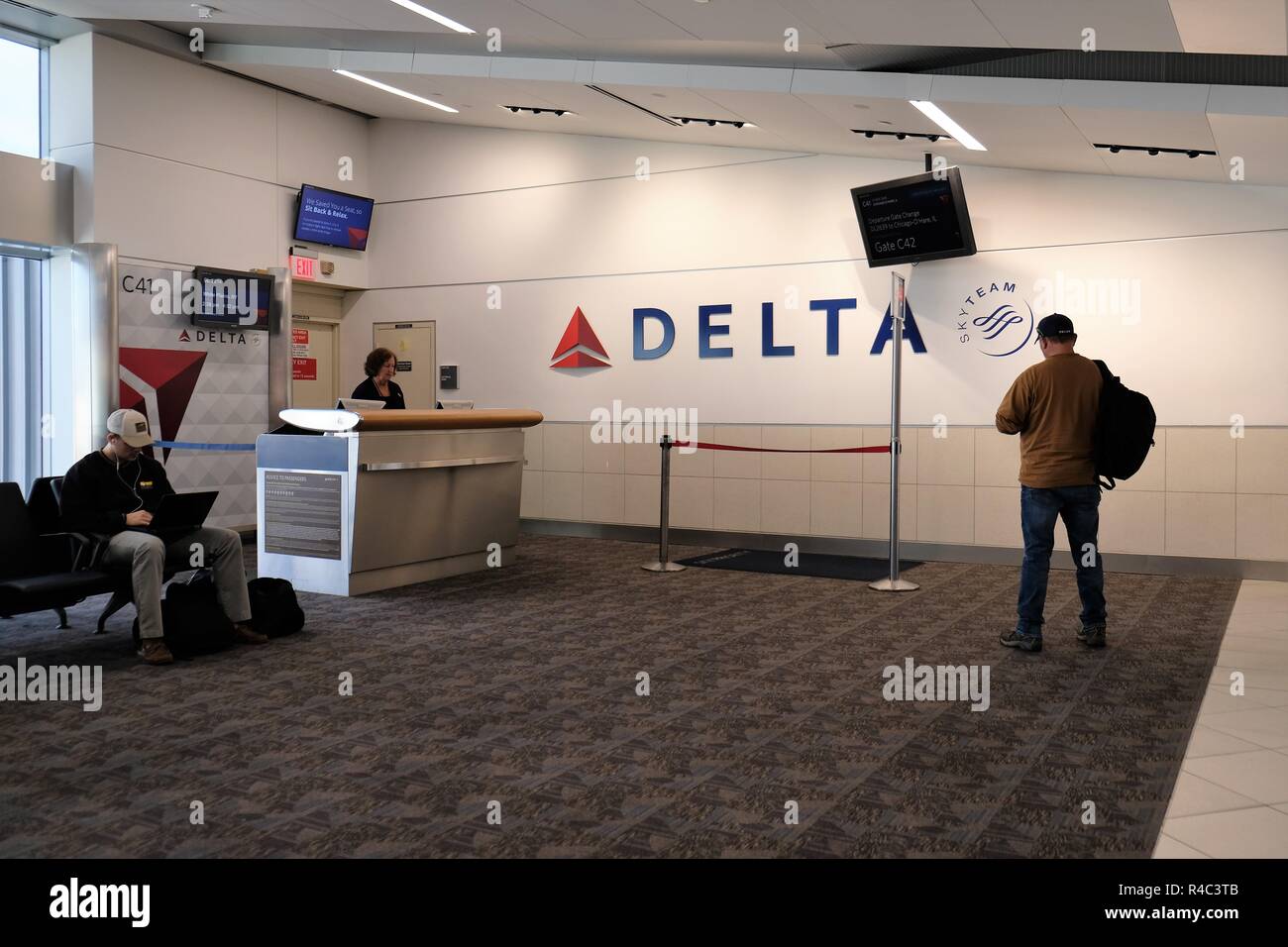 Gate C41 in der Hartsfield-Jackson Atlanta International Airport; Passagiere warten Board; Atlanta, Georgia, USA. Stockfoto