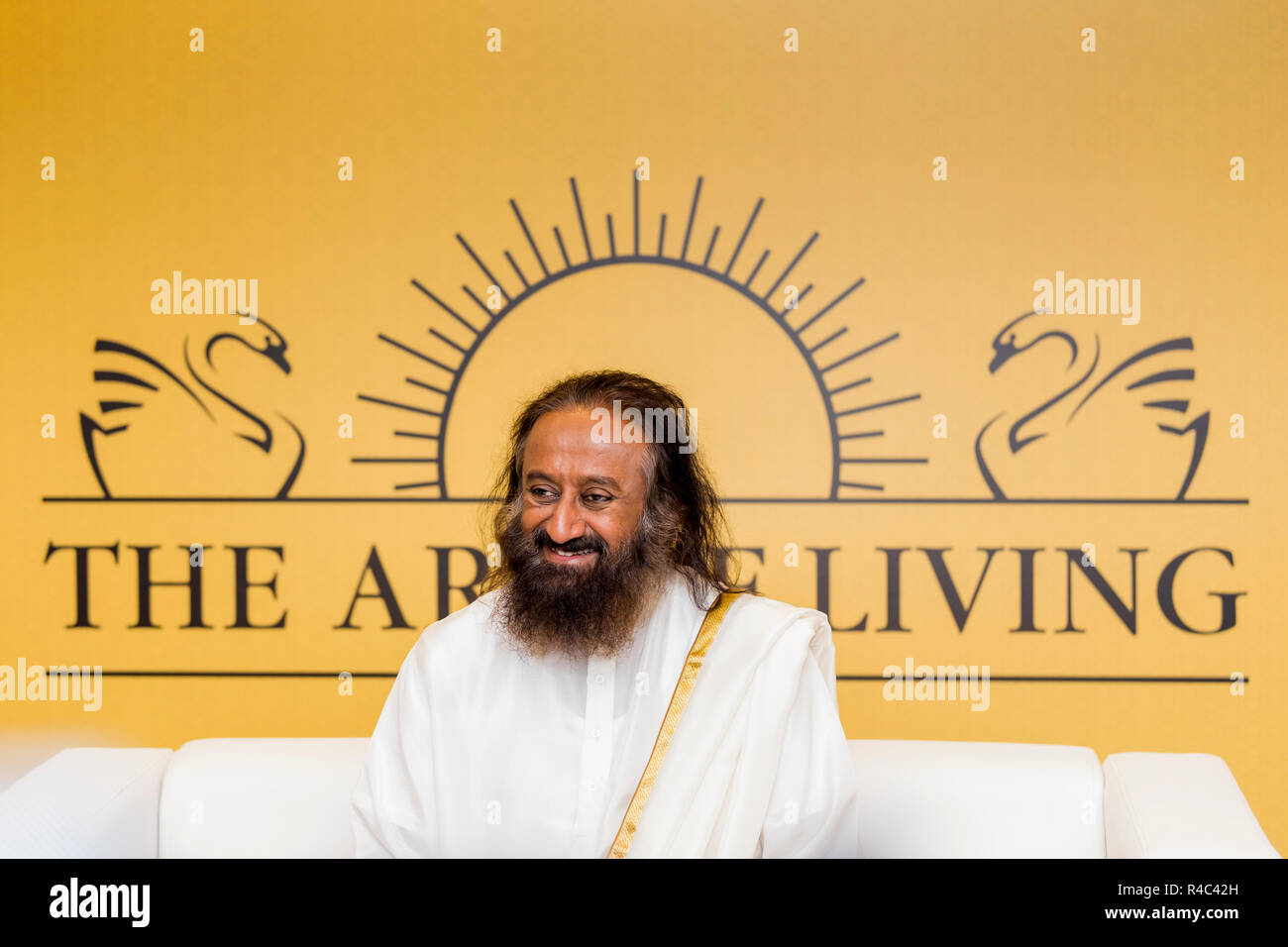 Dubai, Vereinigte Arabische Emirate - 17. November 2018: Der indische spirituelle Guru Sri Sri Ravi Shankar bei seinem Besuch in den VAE, um einen Meditations-Meisterkurs zu leiten Stockfoto