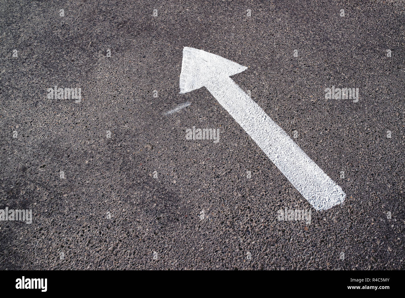 Richtung Pfeilsymbol auf der Straße mit Kopie Raum Stockfoto