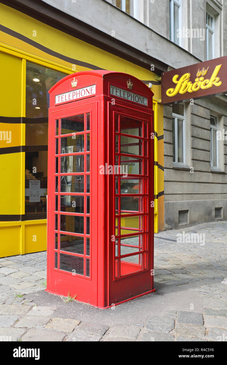 Wien, Österreich - 12. Juli: rote Telefonzelle in Wien am 12. Juli 2015.  Den berühmten britischen Telefonzelle in Wien, Österreich Stockfotografie -  Alamy