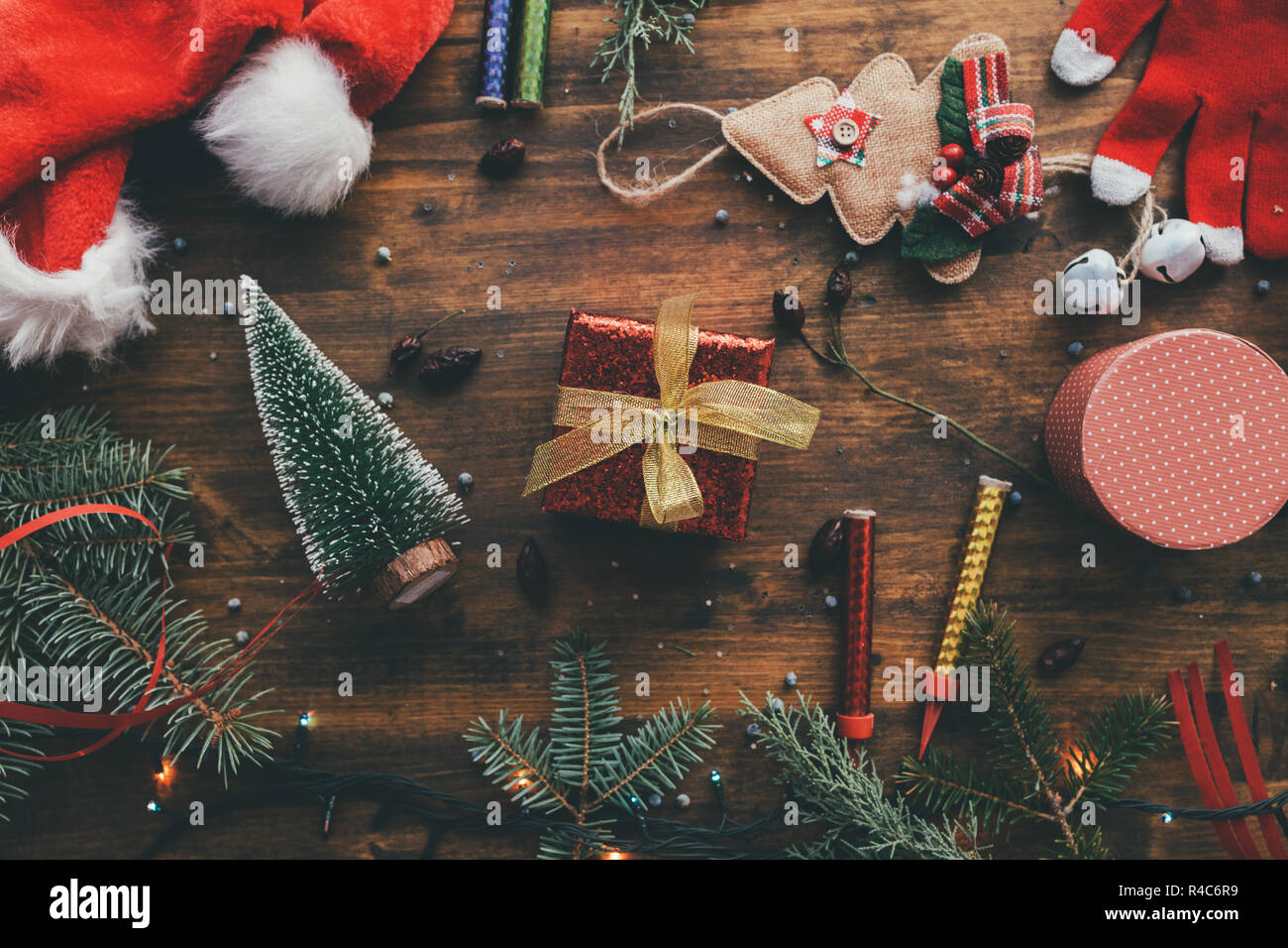 Nostalgische Weihnachten Dekoration flach Anordnung mit Santa Claus hat und Geschenkverpackung, Ansicht von oben Stockfoto