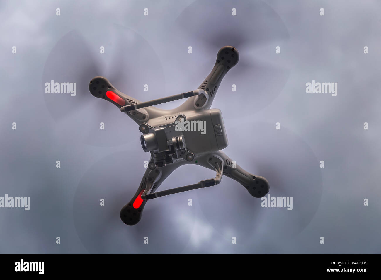 Die im Rahmen des Flying drone gegen Grau bewölkter Himmel Stockfoto Die im Rahmen des Flying drone gegen Grau bewölkter Himmel Stockfoto