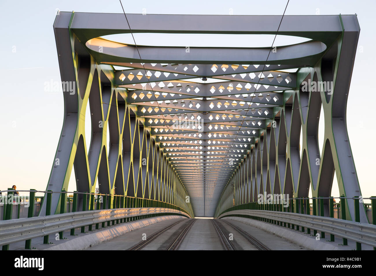 Alte Brücke in Bratislava, Slowakei. Neu recostructed. Mit roten Tramp. Stockfoto