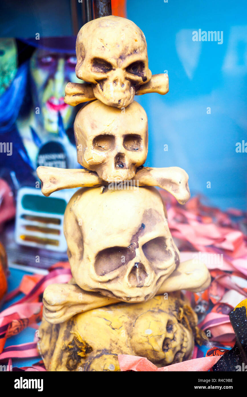 Halloween Totenkopf Dekoration in einem Geschäft in Grotte di Castro - Viterbo, Italien Stockfoto