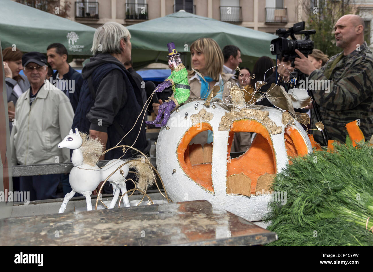 Belgrad, Serbien - Herbstliche stand Dekoration geschnitzte Kürbisse und TV crew Berichterstattung in den Hintergrund des Zemun greenmarket Stockfoto