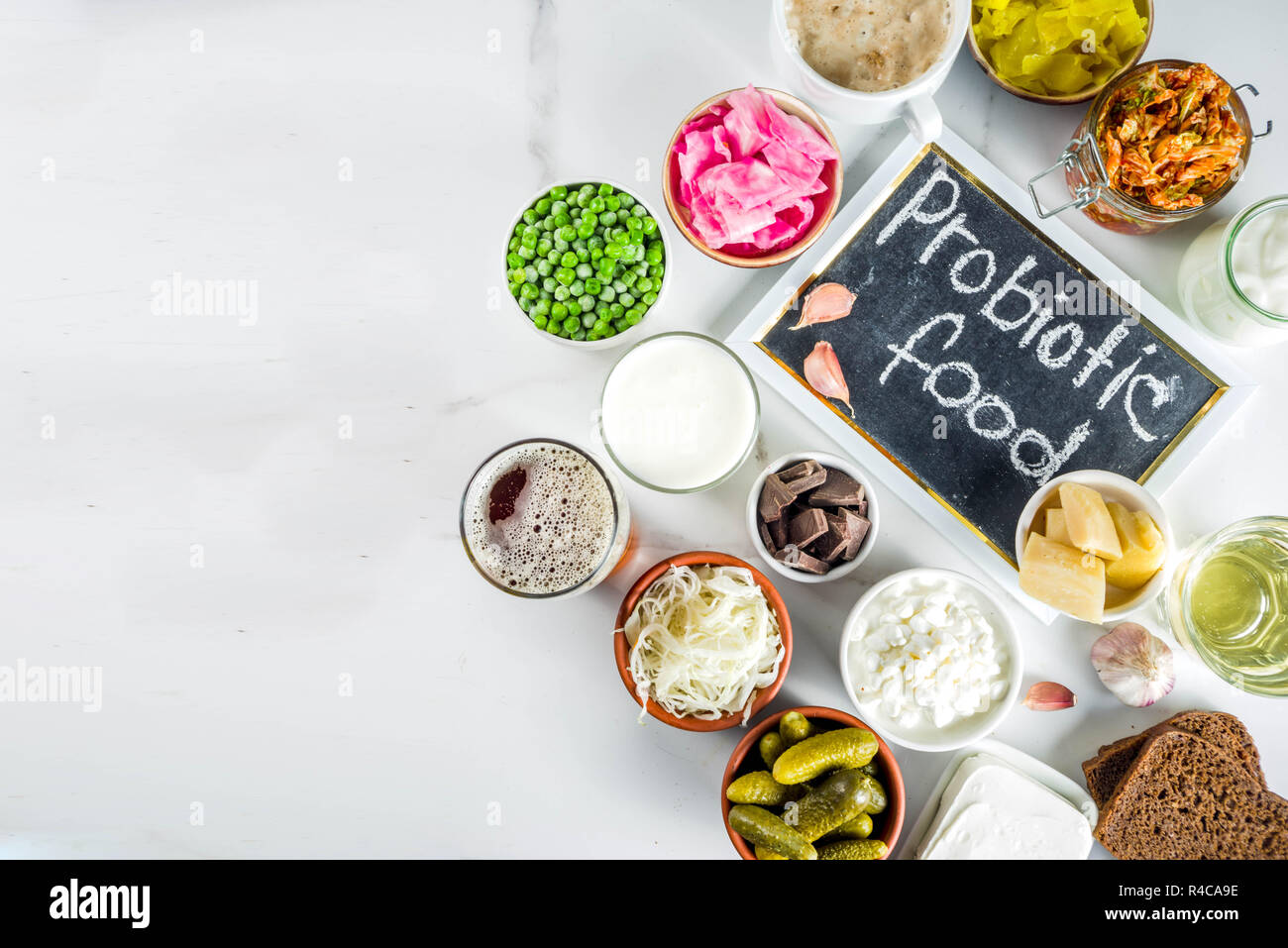 Super gesunden probiotischen fermentierter Lebensmittel, Getränke, Zutaten, auf weißem Hintergrund Kopie Raum, Ansicht von oben Stockfoto
