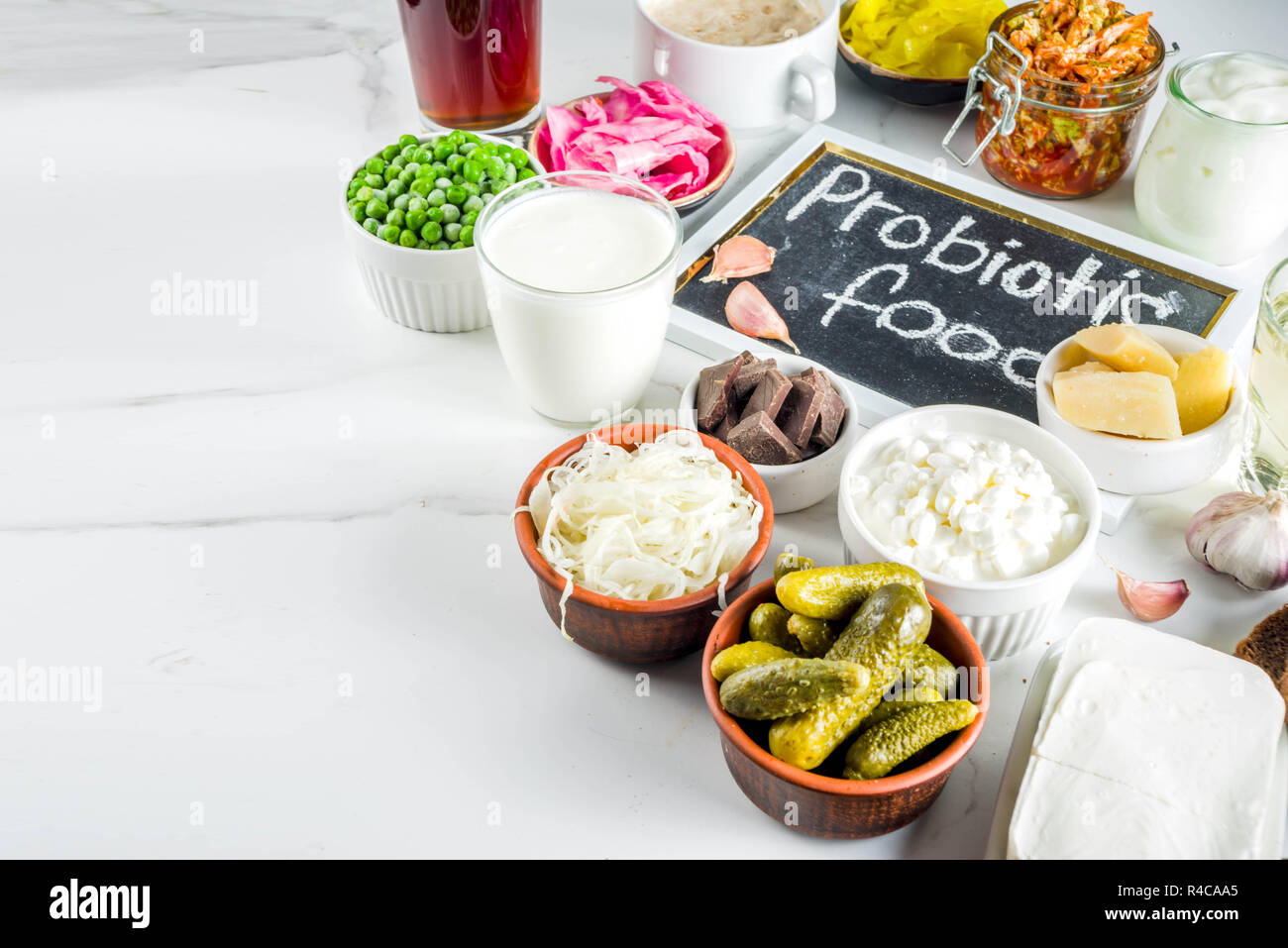 Super gesunden probiotischen fermentierter Lebensmittel, Getränke, Zutaten, auf weißem Hintergrund Kopie Raum, Ansicht von oben Stockfoto