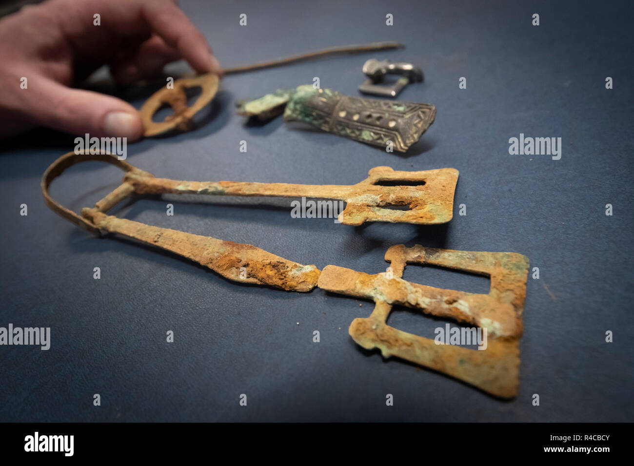 Einige der Artefakte bei Ausgrabungen in einer bisher unbekannten Angelsächsischen Friedhof, die sehr aufwendige Bestattungen von Frauen mit ihren Schmuck und persönliche Gegenstände entdeckt, ausgegraben. Stockfoto
