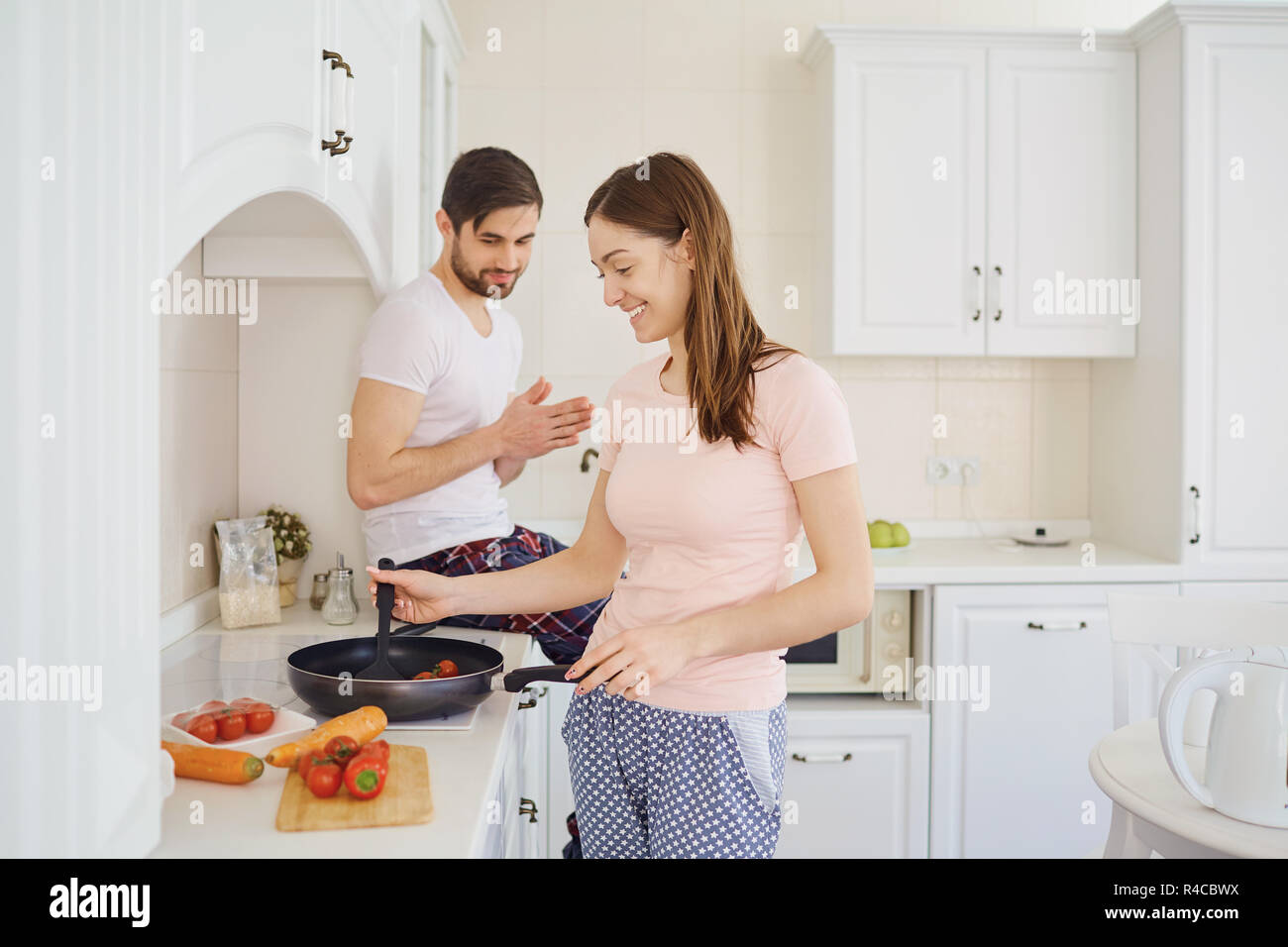 Junges Paar Zubereitung von Speisen in der Küche. Stockfoto