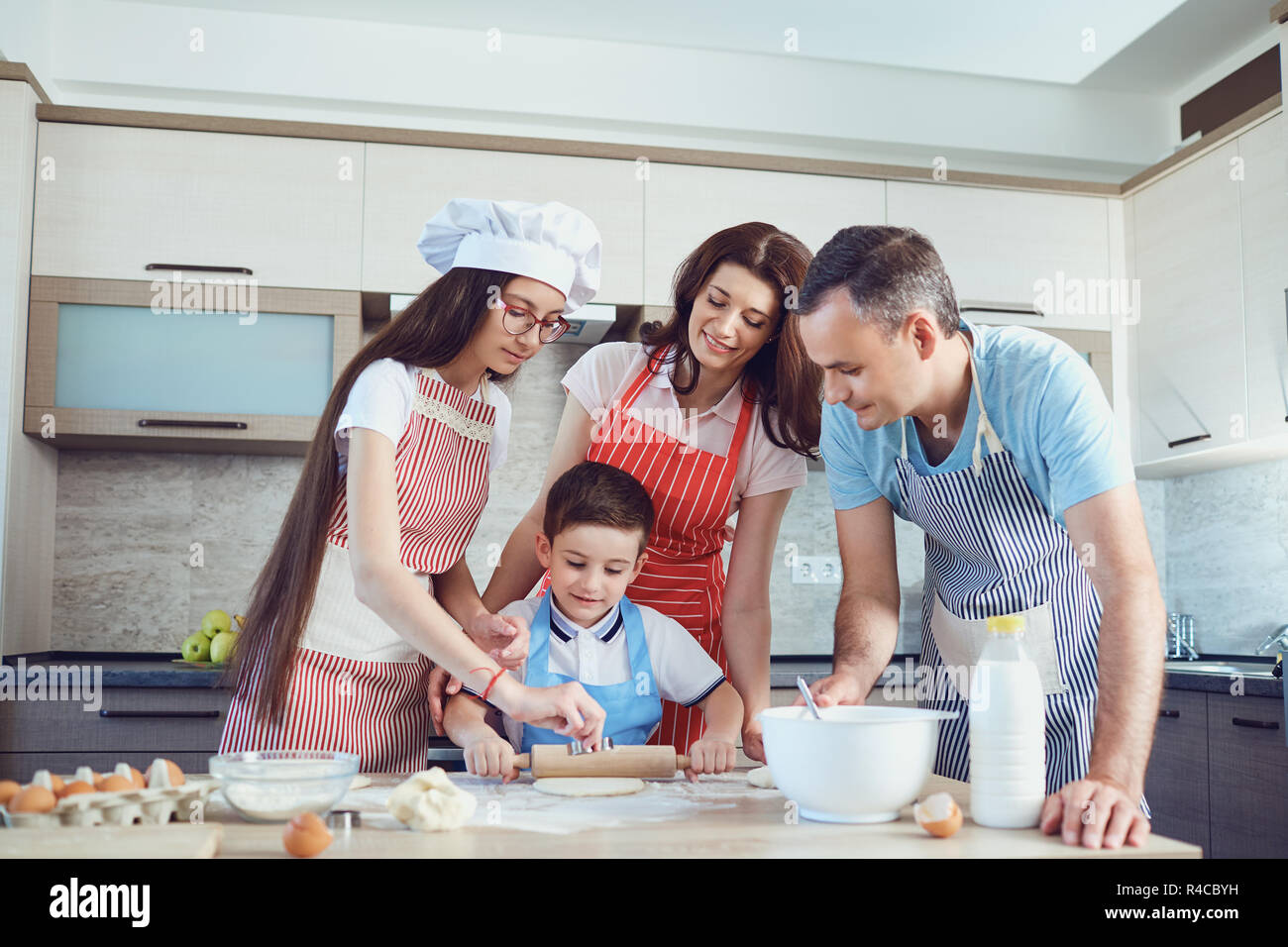 Eine glückliche Familie bereitet das Backen in der Küche Stockfoto