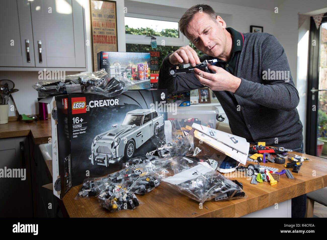 Im mittleren Alter Menschen, der Lego zu Hause in England, als Erwachsene sind die Zulassung zur Neigung zum Backstein- Phänomen, Vereinigtes Königreich. Stockfoto
