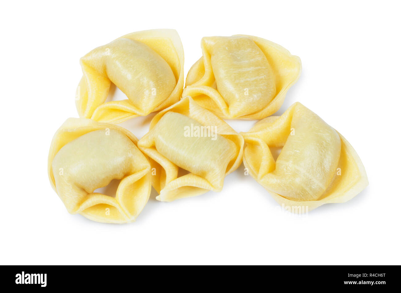 Studio geschossen von Tortellini/tortelloni auf weißem Hintergrund - Johannes Gollop Stockfoto