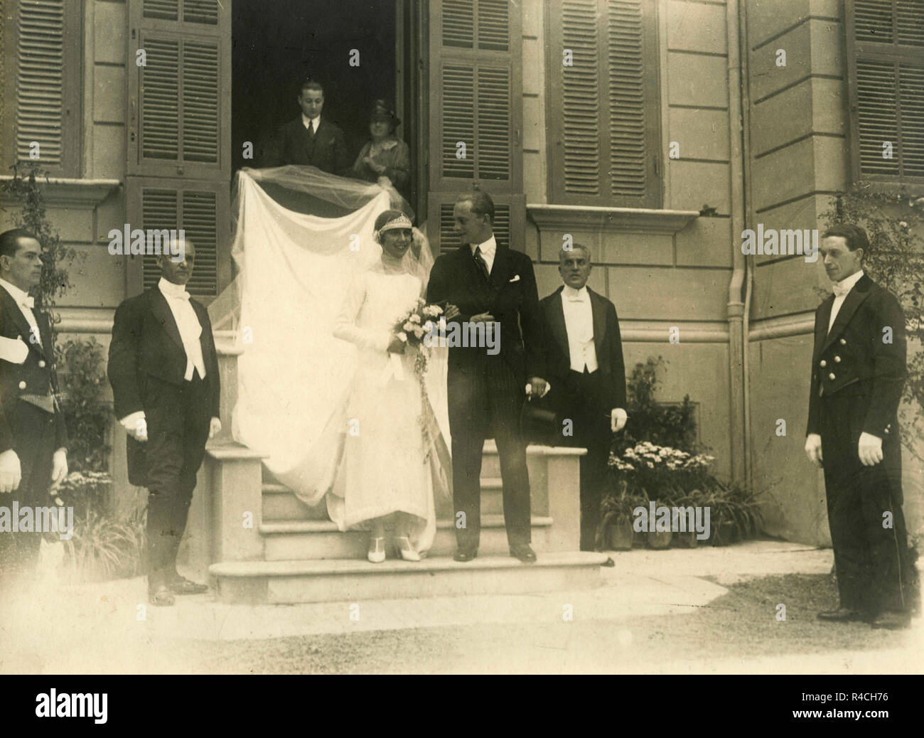 Die Braut bekommt mit dem Bräutigam, Italien 1920 s Stockfoto