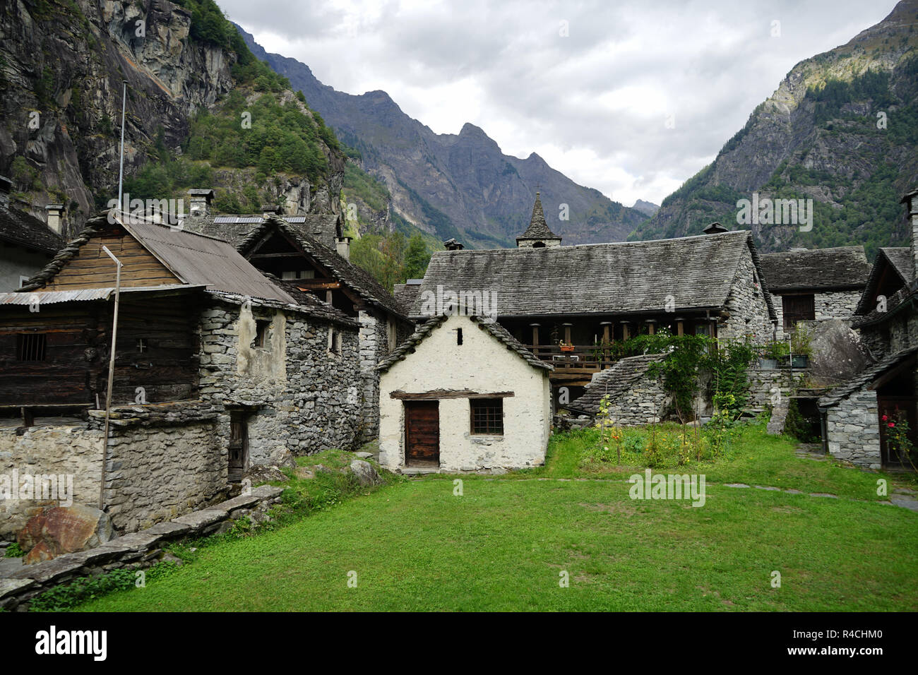 Traditionelle Häuser aus Stein und alte Dorf Sonlerto, Val Bavona, Tessin, Schweiz Stockfoto