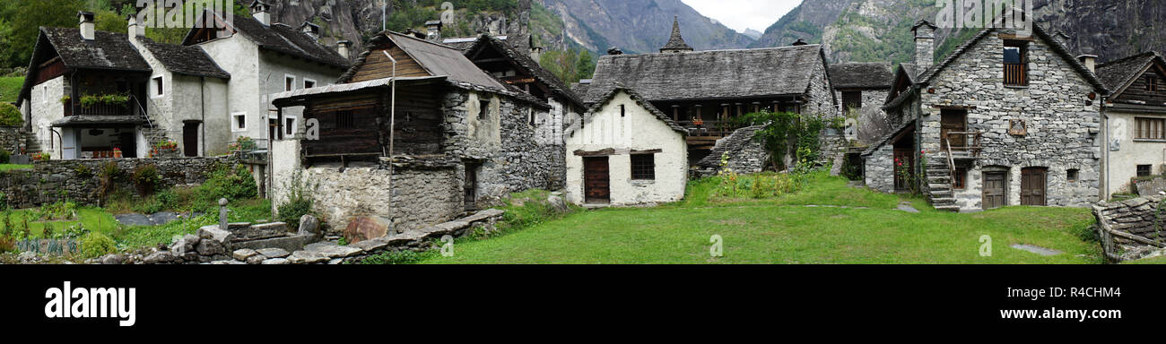 Traditionelle Häuser aus Stein und alte Dorf Sonlerto, Val Bavona, Tessin, Schweiz Stockfoto