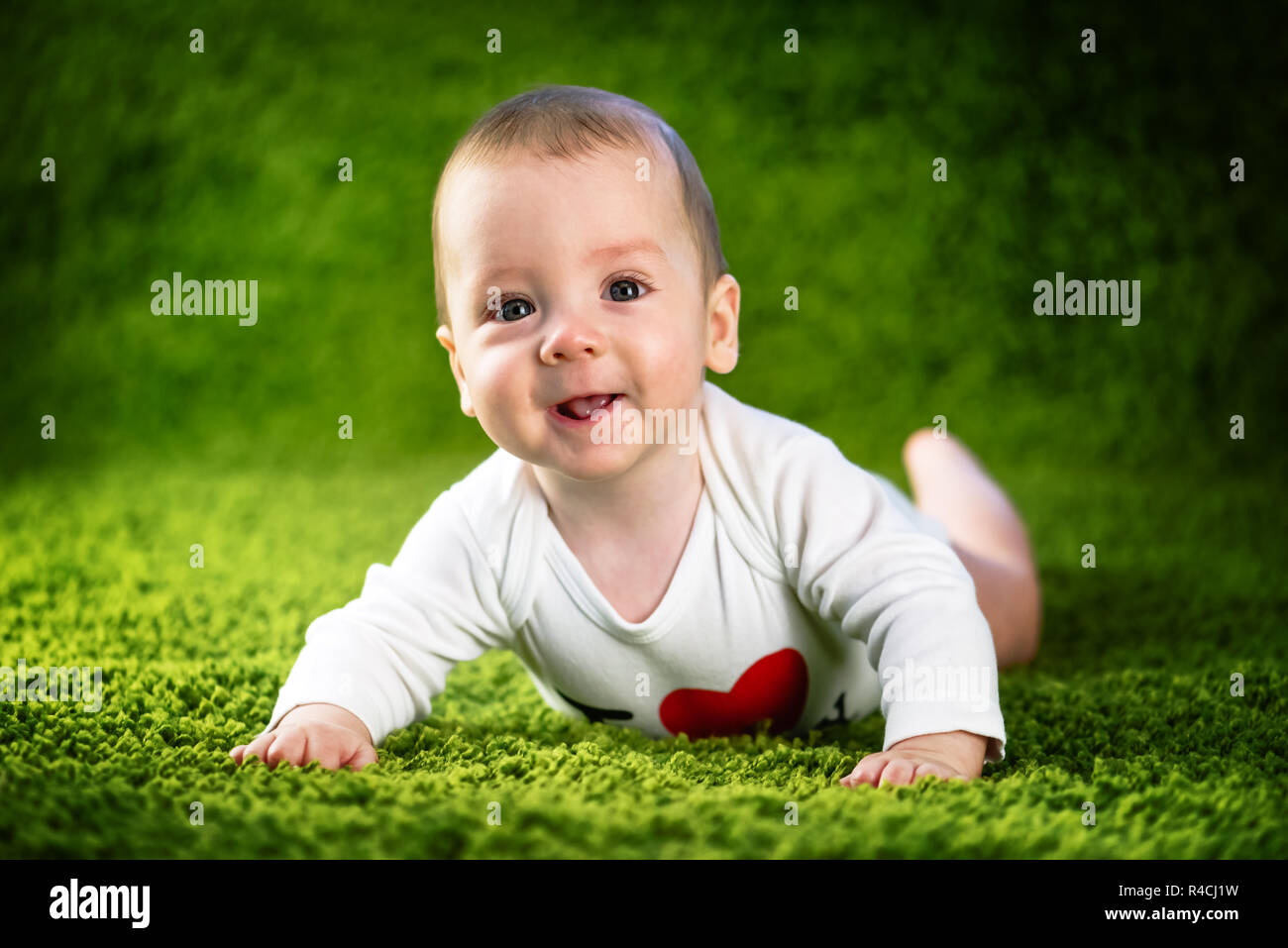 Neugeborenes Baby boy Portrait auf grünen Teppich Nahaufnahme. Mutterschaft und neues Leben Konzept Stockfoto