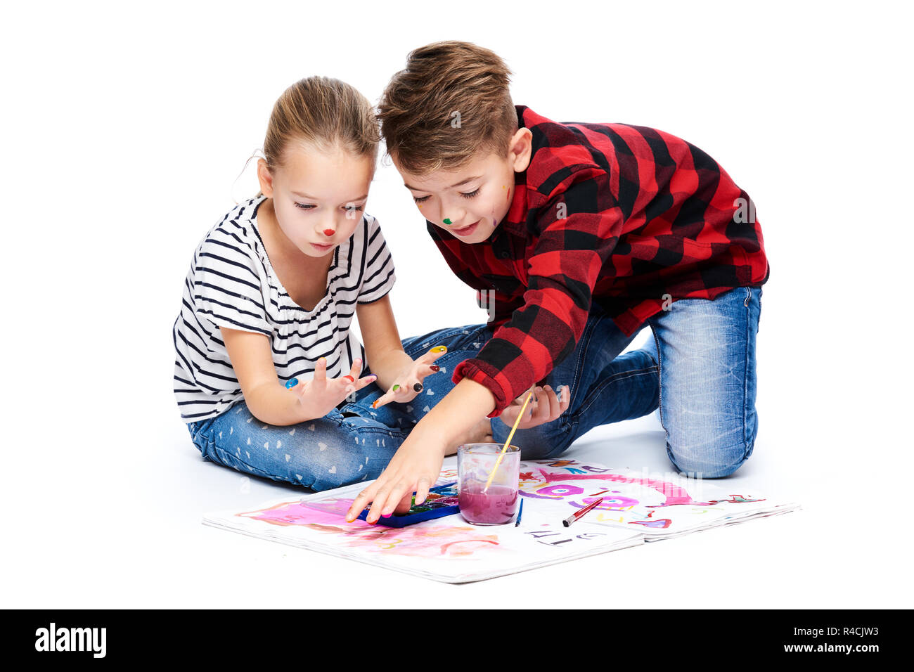 Bruder und Schwester Spaß Malen mit Wasserfarben. Gerne kreative Kinder Kunst Klasse. Kunst Therapie Konzept auf weißem Hintergrund. Stockfoto