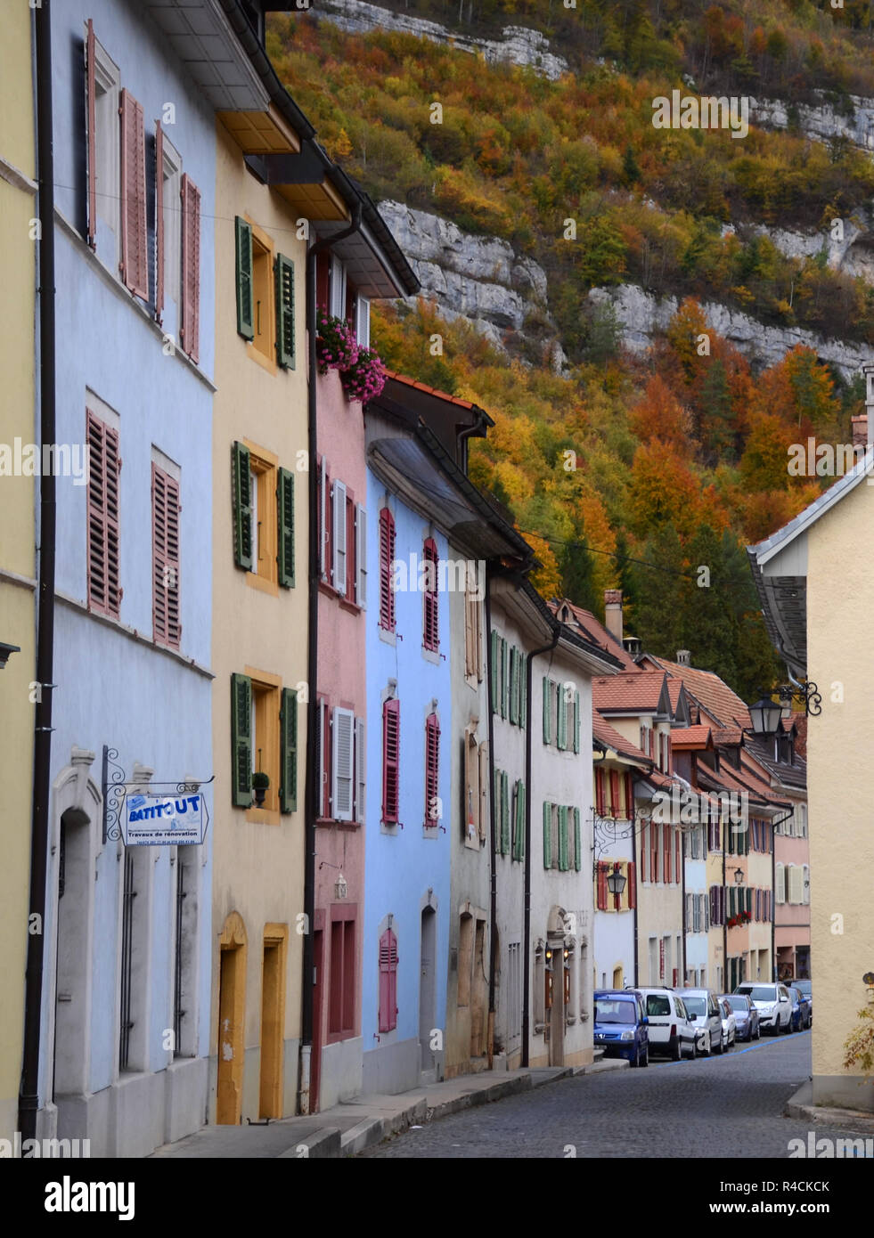 Historische Stadt Saint Ursanne, Jura, Herbst, Schweiz Stockfoto