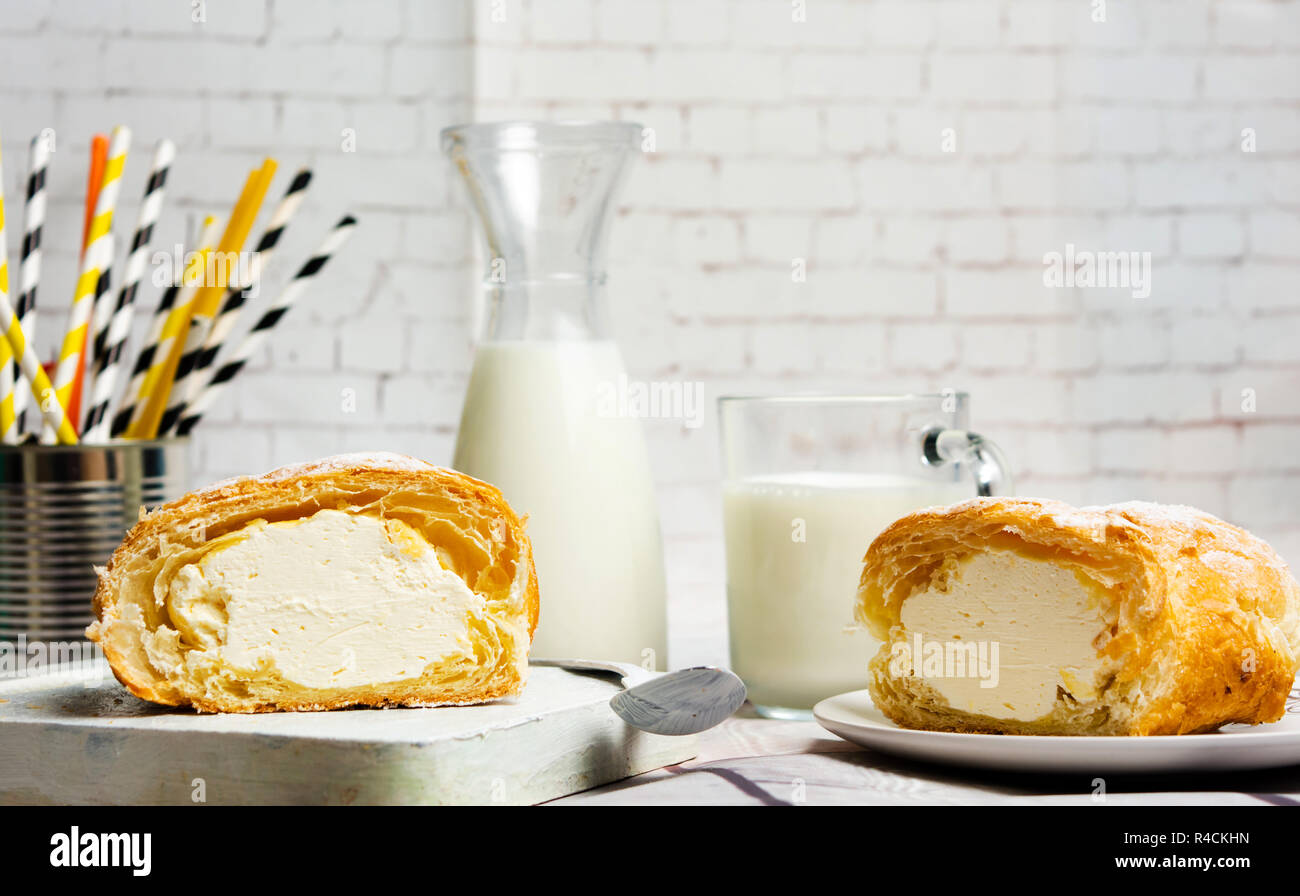 Vanilla Cream roll Gebäck auf einem Tisch mit Milch Stockfoto