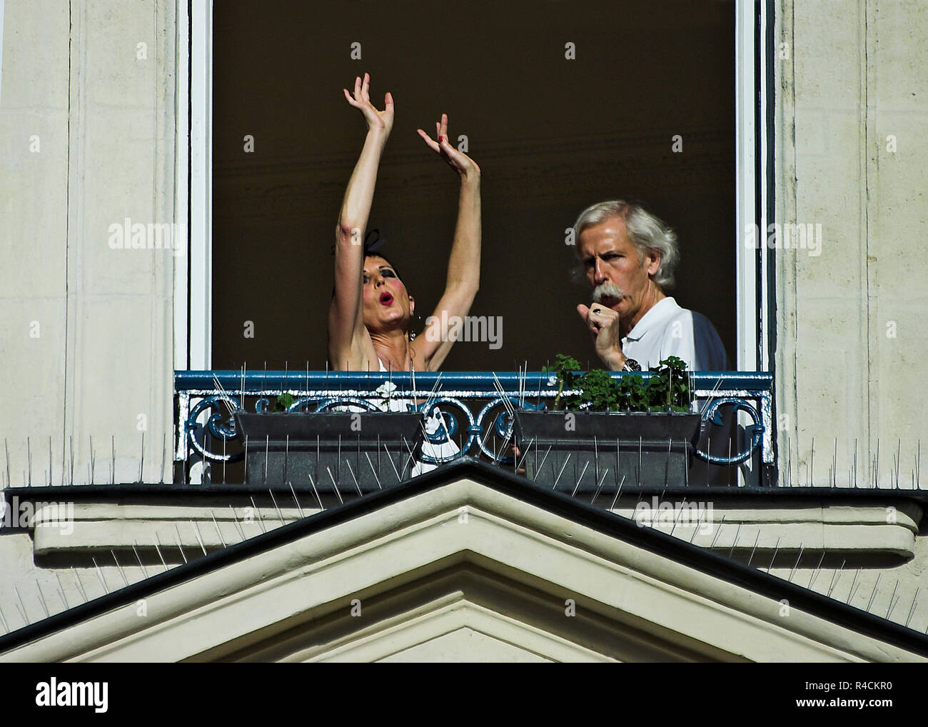 Paar Tango tanzen in ihre Wohnung gesehen, durch offene Fenster Stockfoto