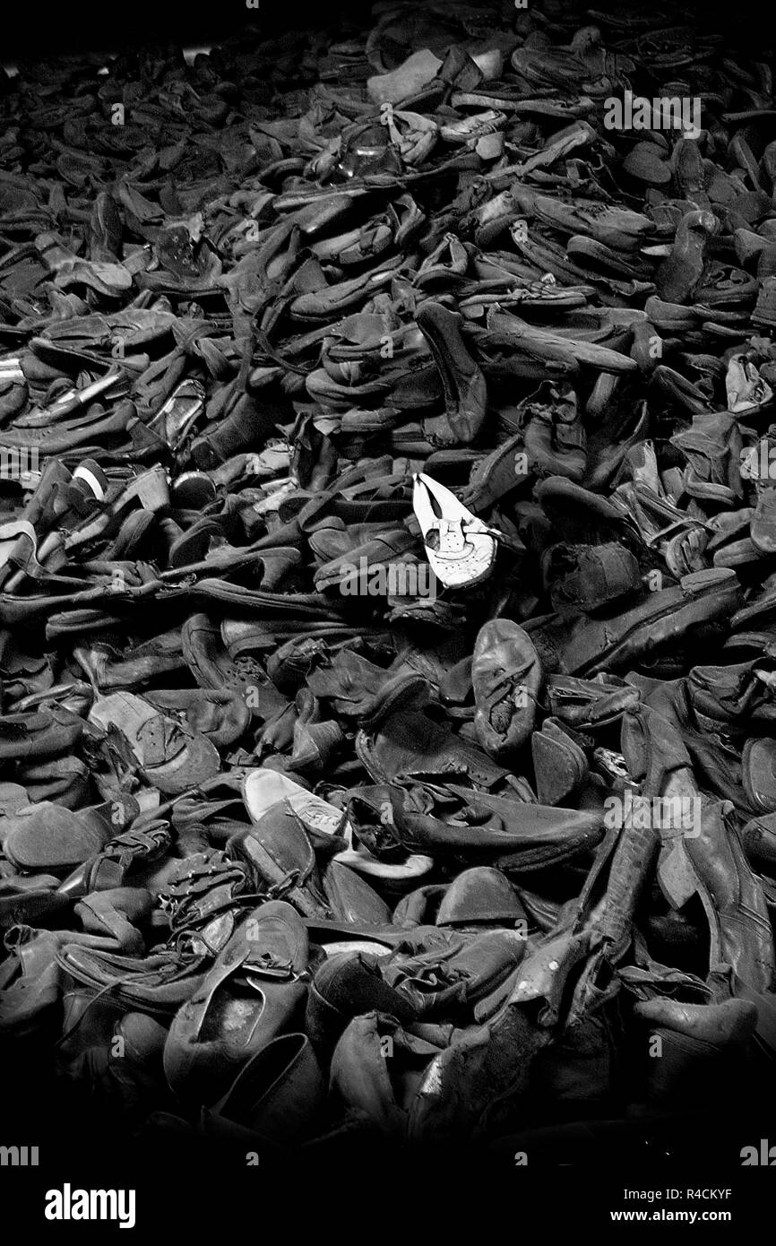Schuhe von Menschen, die im Konzentrationslager Auschwitz Birkenau KZ Polen schwarz-weiß Bild getötet wurden. Stockfoto