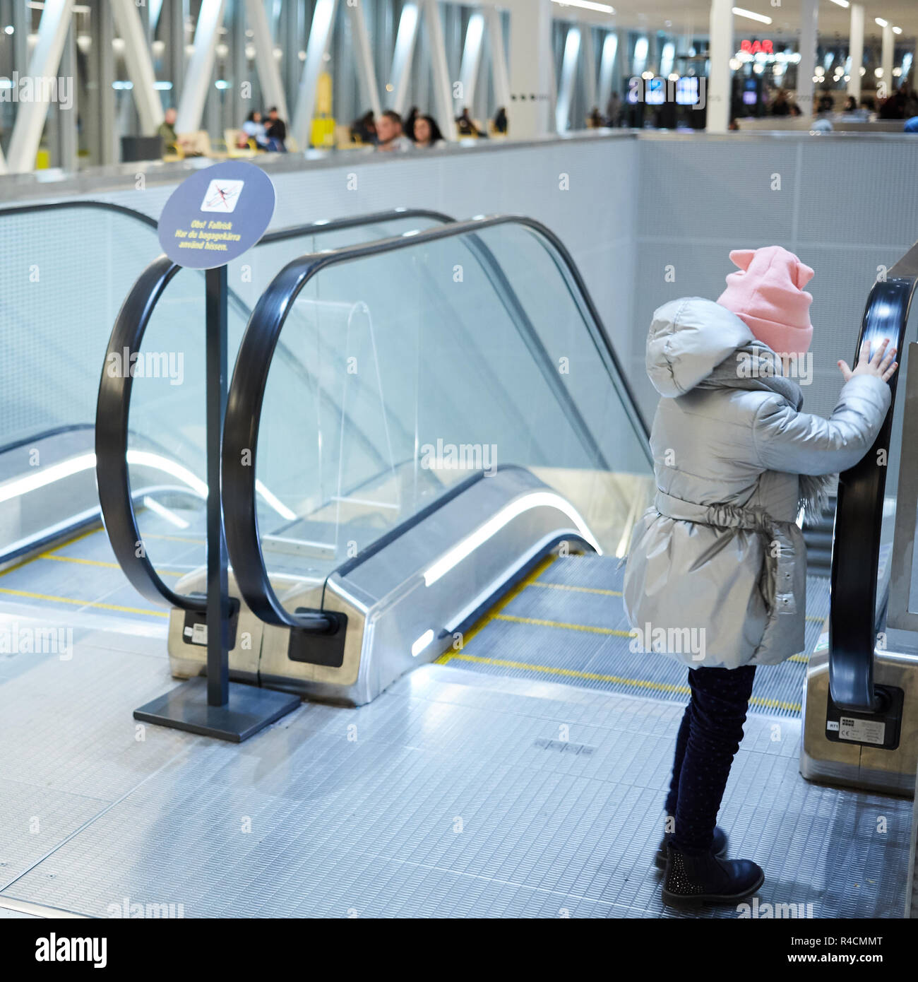 Rückansicht des Kindes gehen auf Rolltreppe Hintergrund. Shopping Mall, Flughafen reisen, liebe Pflege, Schutz konzept Stockfoto