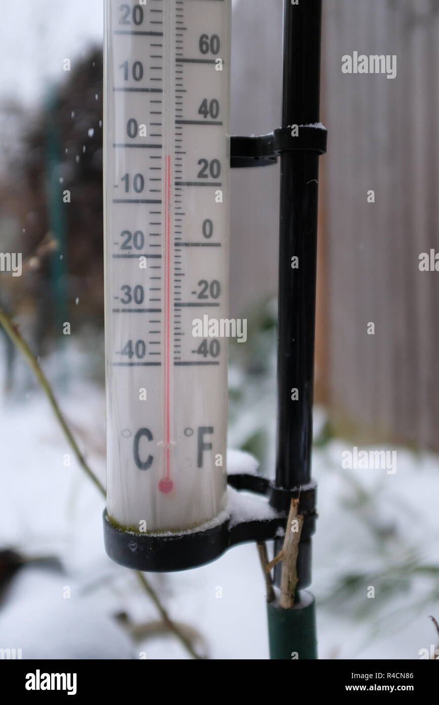 Thermometer zeigt unter null Grad Celsius Stockfoto