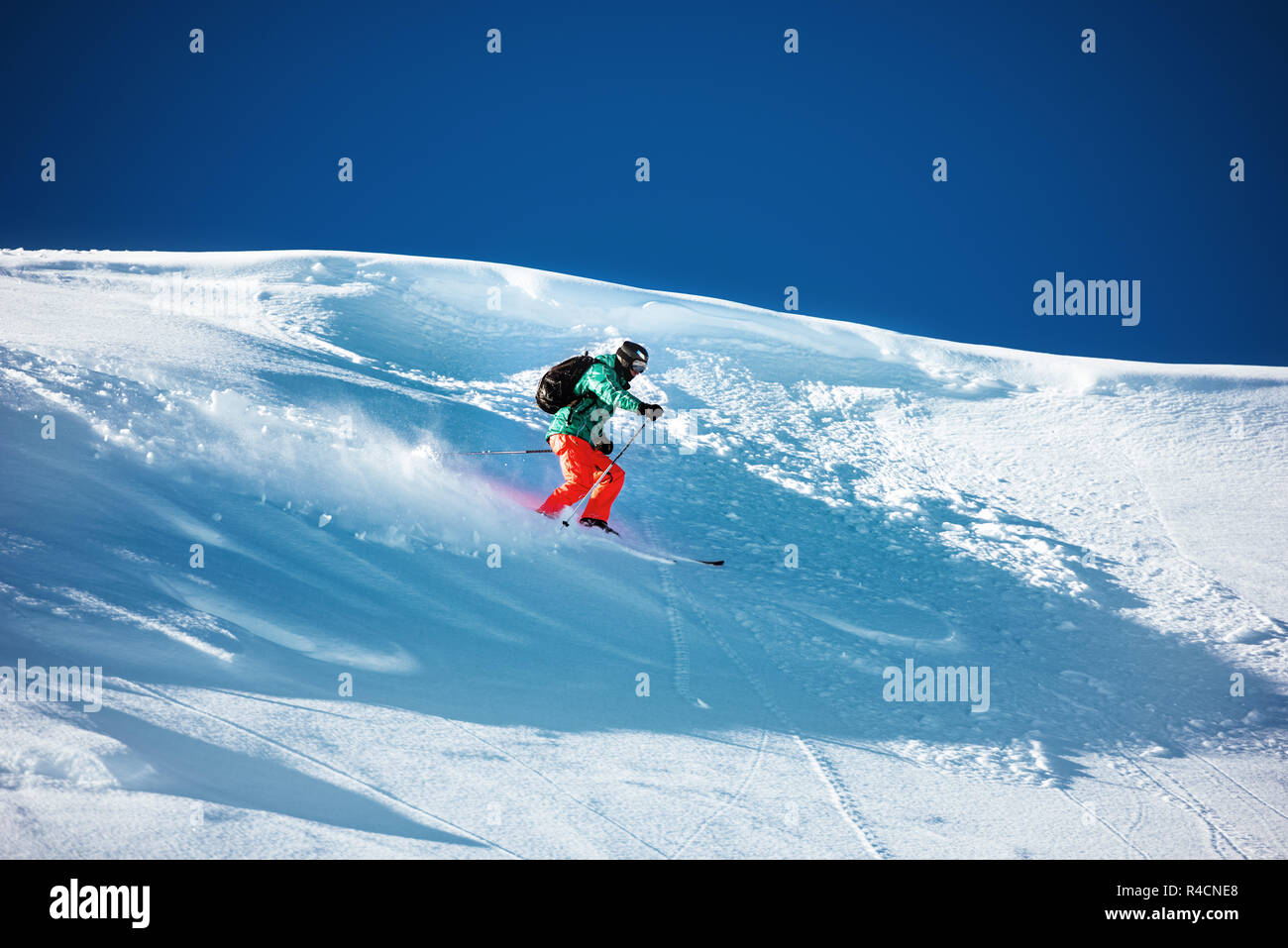 Skifahrer Freeriden oder bergab. Backcountry Ski mit Platz für Text Stockfoto