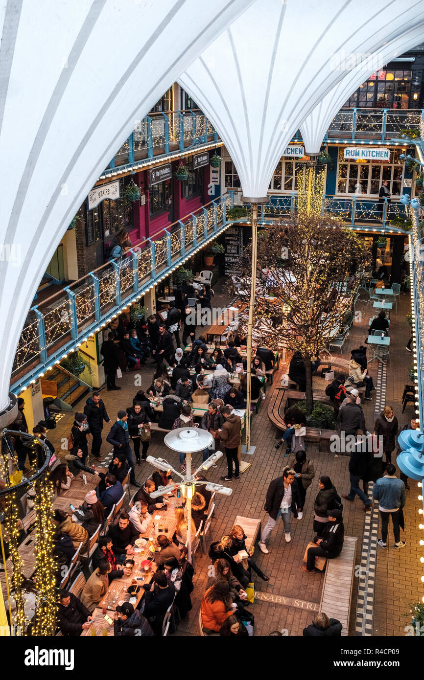 UK, Lonon, Königlichen's Court Carnaby iconic königliche Hof ist ein 3-stöckiges Alfresco Nahrung und Speisen Ziel im Herzen des Londoner West End. Die uni Stockfoto