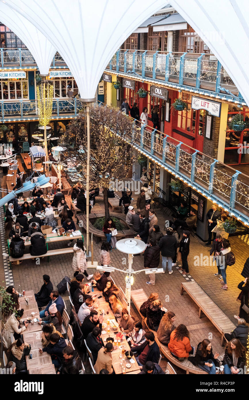 UK, Lonon, Königlichen's Court Carnaby iconic königliche Hof ist ein 3-stöckiges Alfresco Nahrung und Speisen Ziel im Herzen des Londoner West End. Die uni Stockfoto