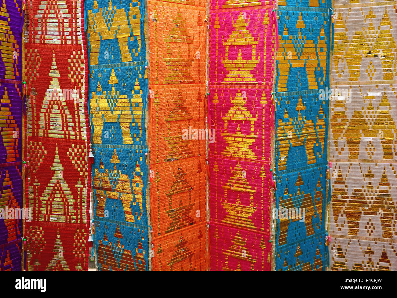 Bunte Thailand nördliche Region Traditionellen langen Flagge oder de Chine in buddhistischen Tempel Stockfoto