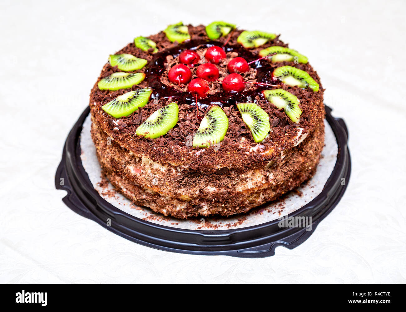 Hausgemachte Kuchen mit Früchten auf einem Tisch Stockfoto