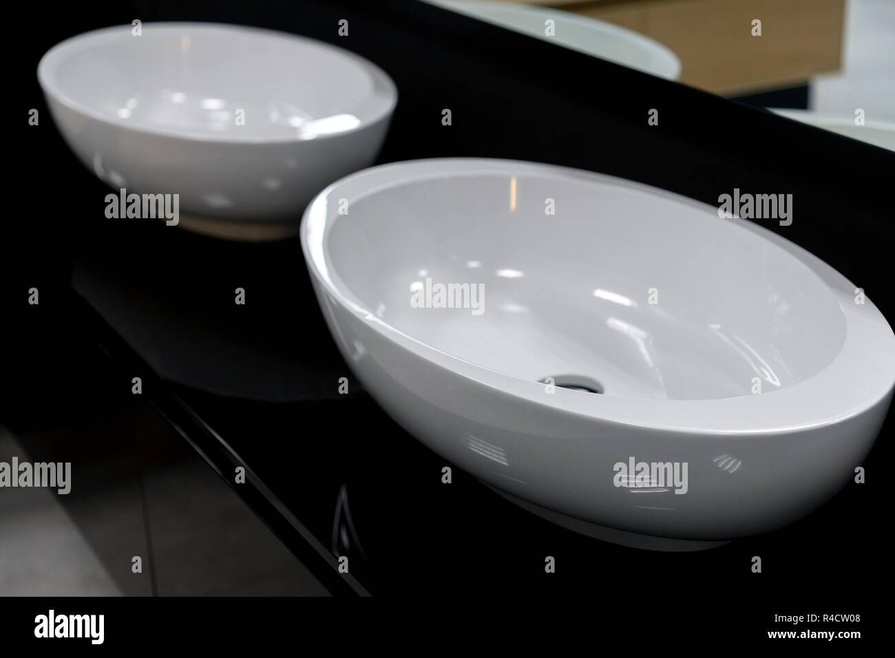 Ein weißes Waschbecken im Bad im Store. Stockfoto