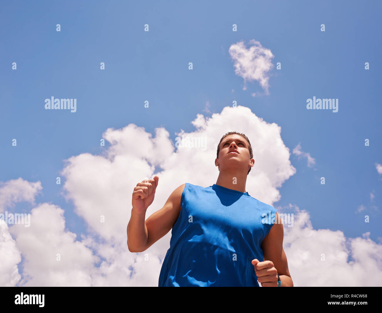 Junger Mann Sport Runner Joggen blauer Himmel Stockfoto