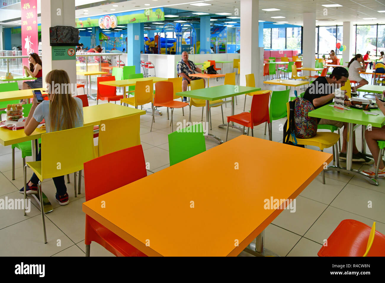 Sochi, Russland - Juni 2. 2018. Food Court in Sun City Mall Stockfoto