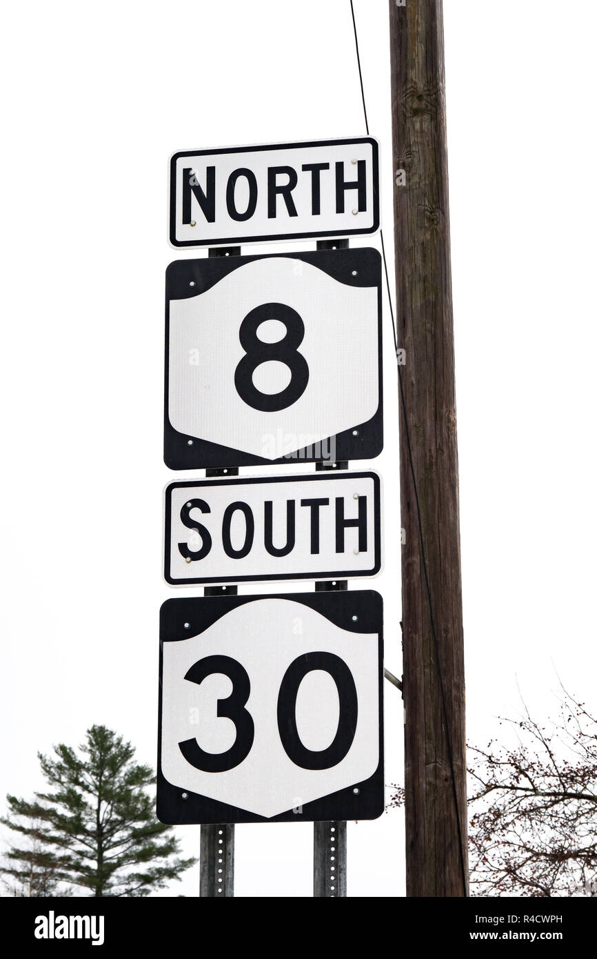 Eine verwirrende highway Schild für Route 8 North und Route 30 South in Spekulant, NY, USA Stockfoto
