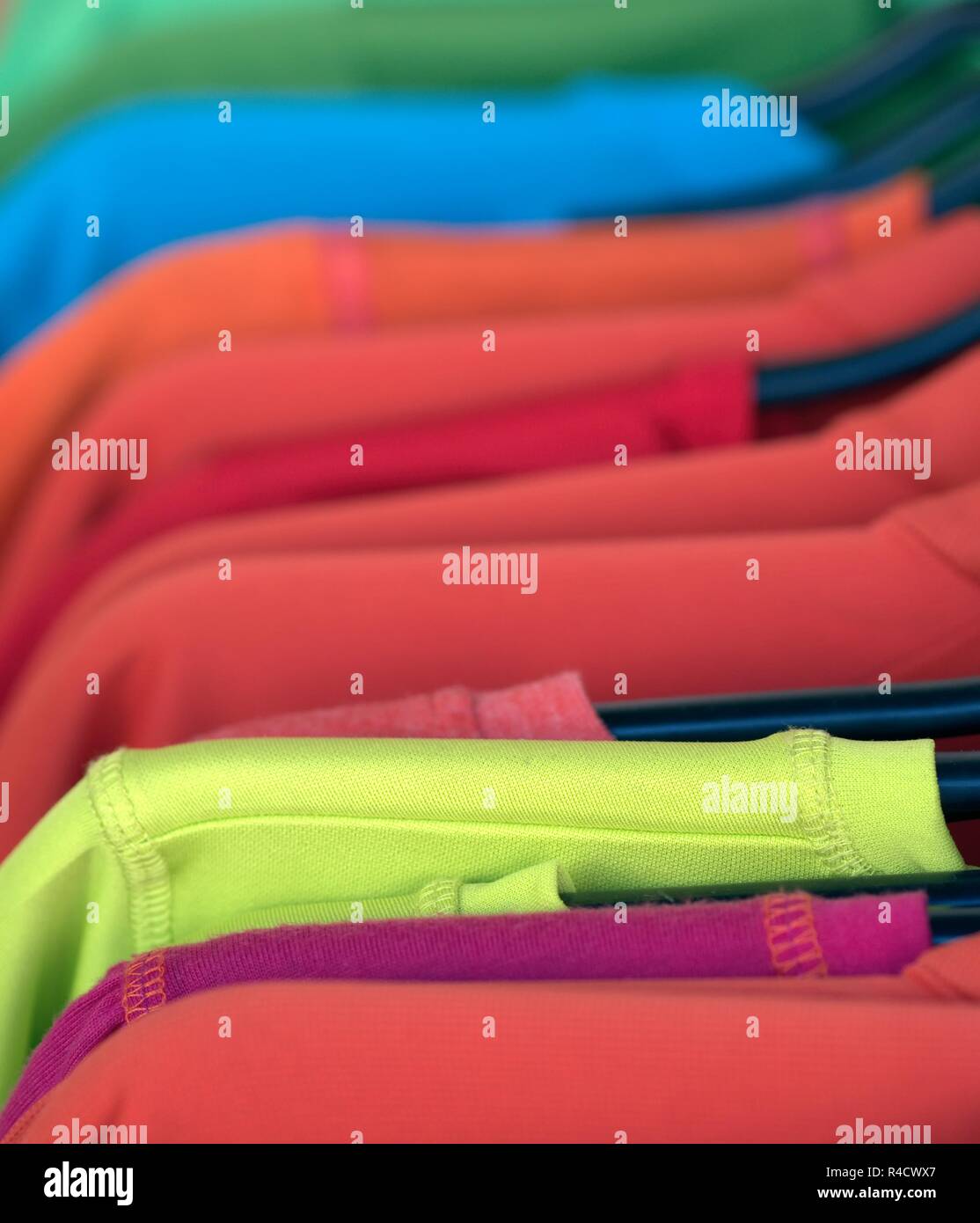 Kleidung auf einem Kleiderbügel im Shop Boutique. Stockfoto