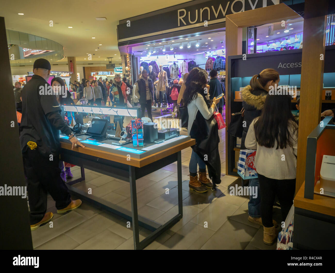 Käufer an der Amazon Kiosk im Queens Center Mall im Stadtteil Queens in New York über den Schwarzen Freitag, Wochenende, am Samstag, 24. November 2018. Nach retail tracking Firma ShopperTrak store Visits am Schwarzen Freitag zeigten einen Rückgang von 1,7 % im letzten Jahr, Online shopping Fußverkehr ersetzt. Online Umsatz erreichte einen Höchststand von $ 6,22 Mrd. am Schwarzen Freitag laut Adobe Analytics Tracking. (© Richard B. Levine) Stockfoto