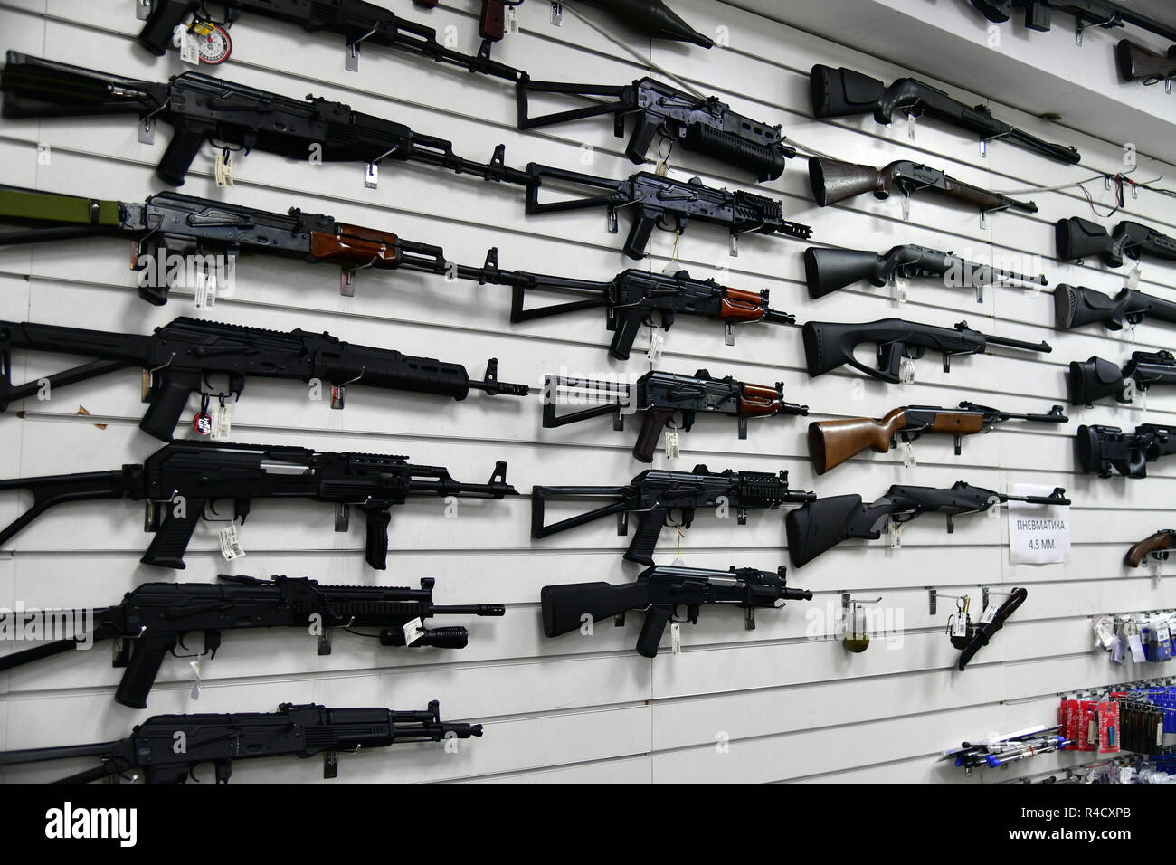 Sochi, Russland - Juni 2. 2018. Luftgewehre auf Wall im shop Sprut in Sun City Mall Stockfoto