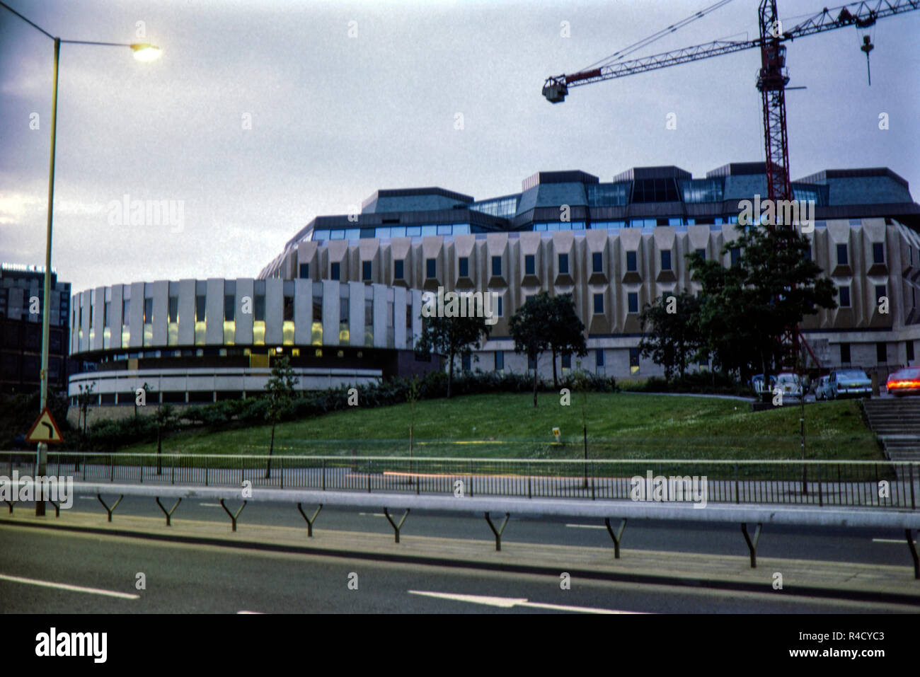 Eine Nachtaufnahme des Sheffield Standesamt am Ort als die 'Hochzeitstorte' aufgrund seiner runden Form bekannt. Weiter hinten war die Ergänzung der Sheffield City Hall, die noch gebaut wurde, als die Zeit des Bildes. Auch dies hat den Spitznamen der 'Ei Boxen". Beide Brutalist gestalteten Gebäuden sind längst abgerissen worden. Bild im November 1976 Stockfoto
